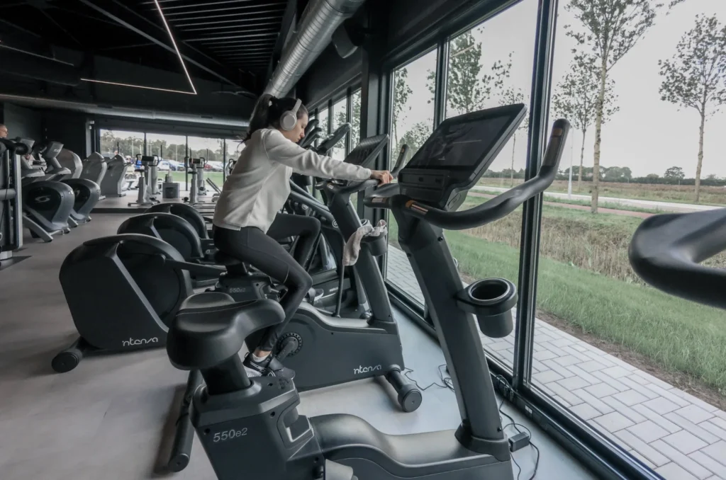 Woman using Intenza Upright Bike at Body Dynamics Netherlands